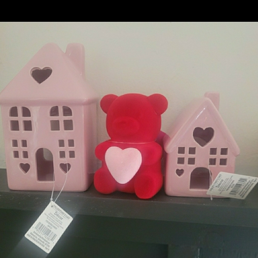 NWT Valentines houses with flocked bear holding heart